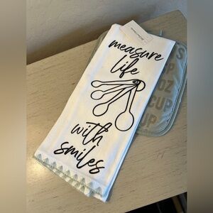 Target Bullseye Measure Life with Smiles Kitchen Towel Oven Mitt NWT